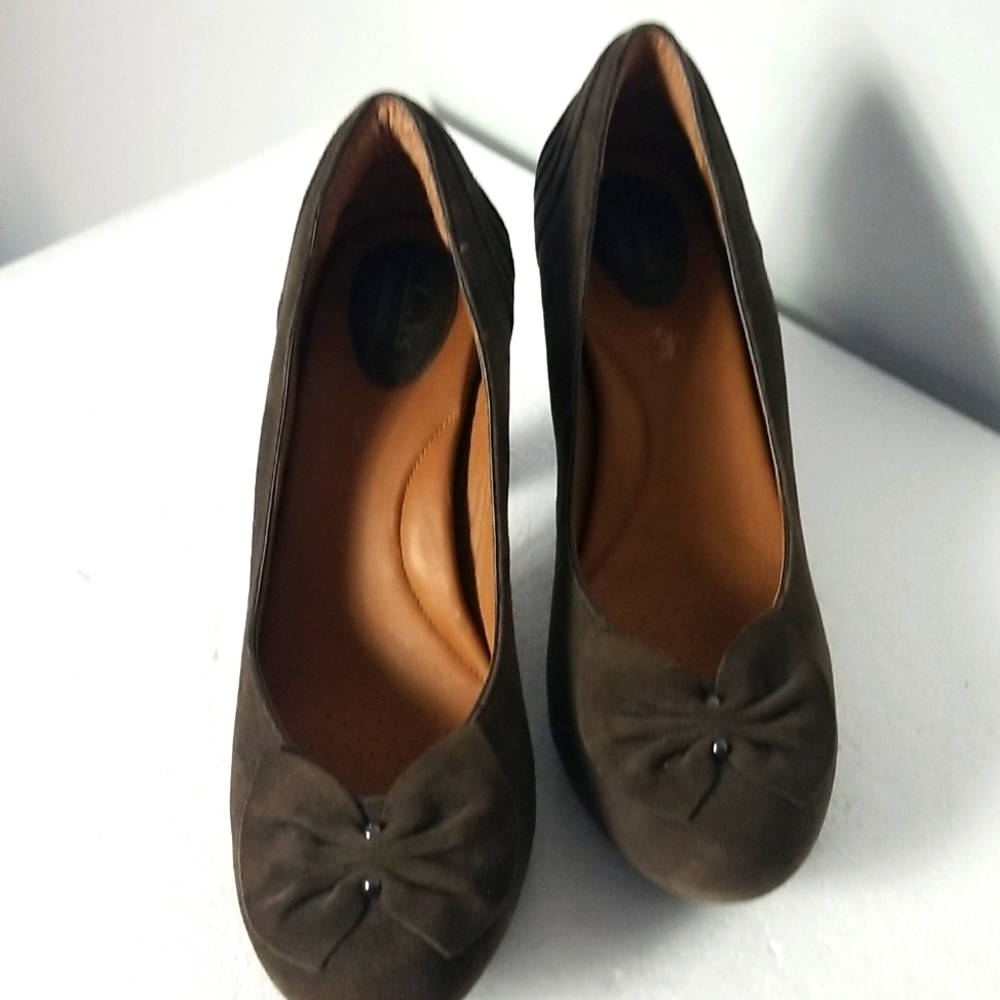 clarks artisan pumps
